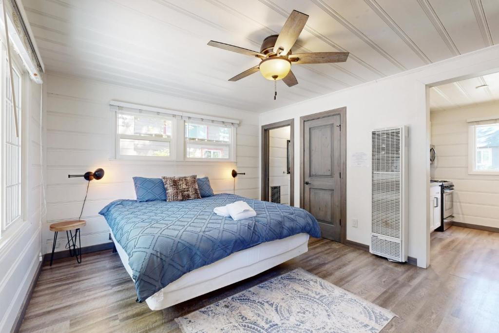 um quarto com uma cama e uma ventoinha de tecto em Manzanita Holiday 3 em South Lake Tahoe