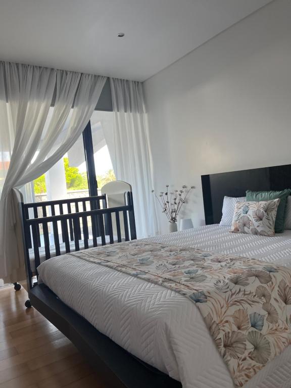 - une chambre avec un grand lit et une grande fenêtre dans l'établissement Crystal House, à Angra do Heroísmo