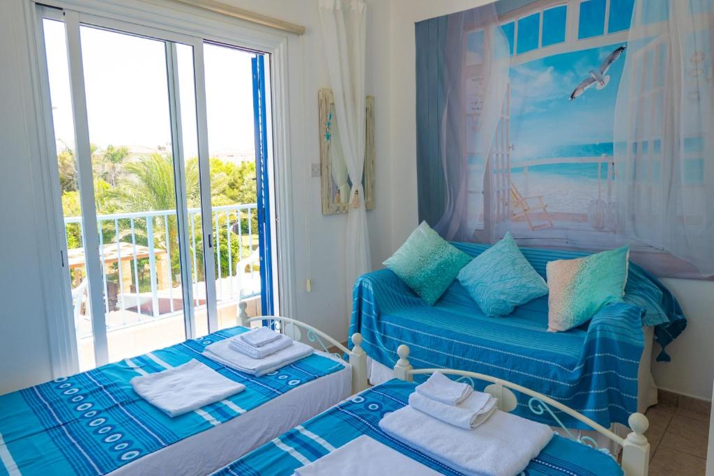 Postel nebo postele na pokoji v ubytování Greek Island Style 2 bedroom Villa with Pool next to the Sea
