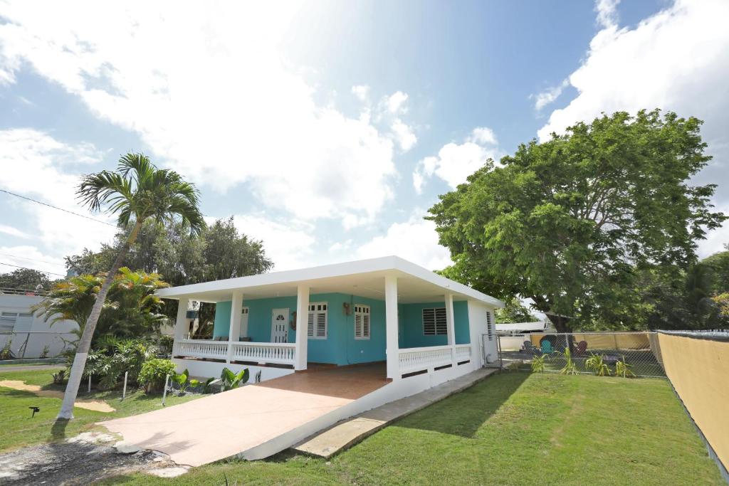 una casa azul y blanco en Casa Lula Beach Retreat - Dog friendly, Fenced backyard, en Arecibo