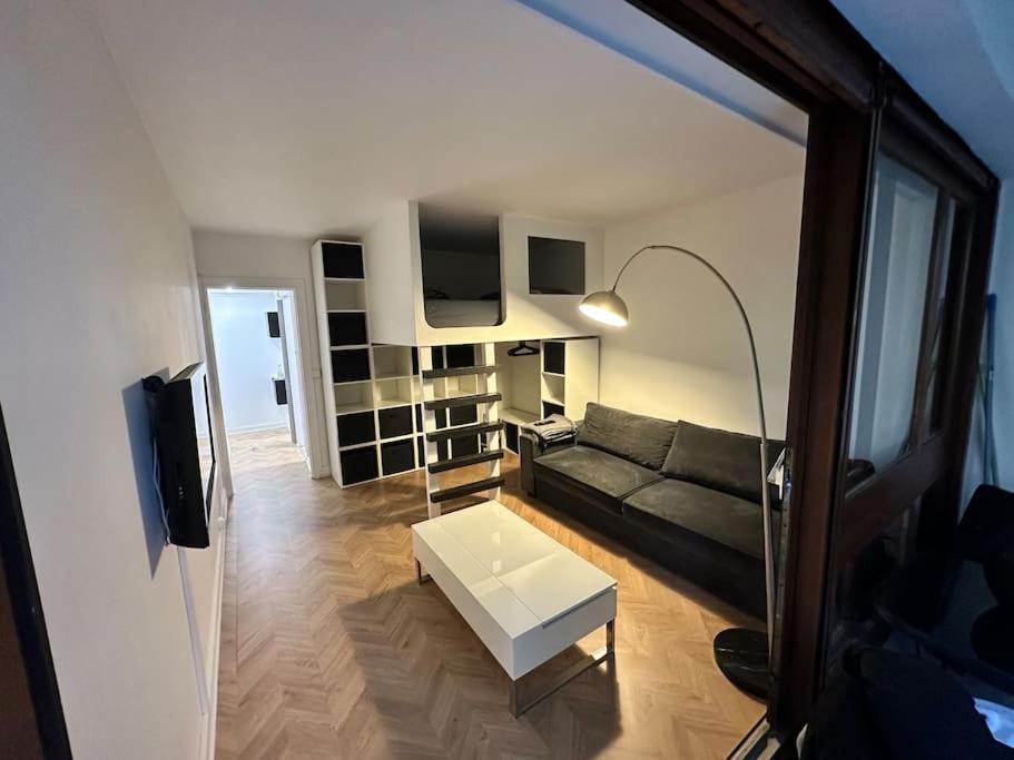 un salon avec un canapé et une table dans l'établissement Studio luxueux avec PISCINE, à Le Chesnay