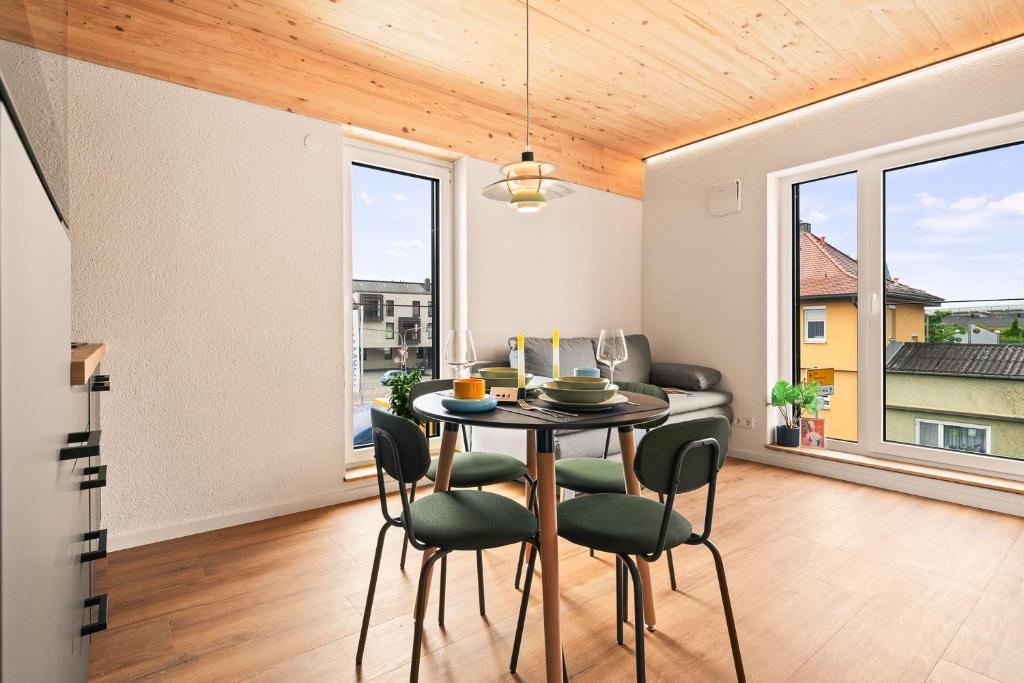a kitchen and dining room with a table and chairs at Einzimmer Wohlfühlapartment DREI klimatisiert in Friedrichshafen