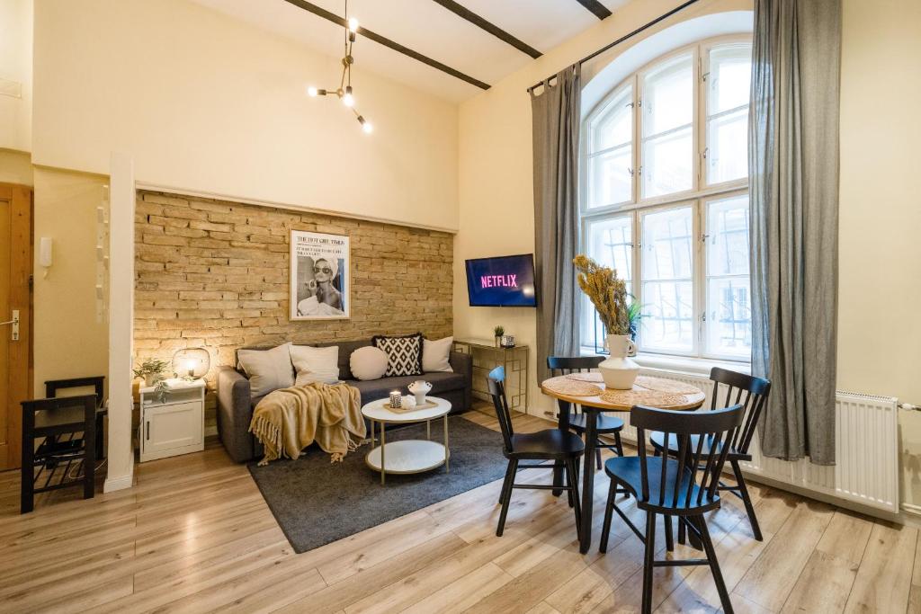 Experience City Nightlife from a Sleek Lavish Pad 1061 Budapest, 12 Dalszínház utca kép - 1
