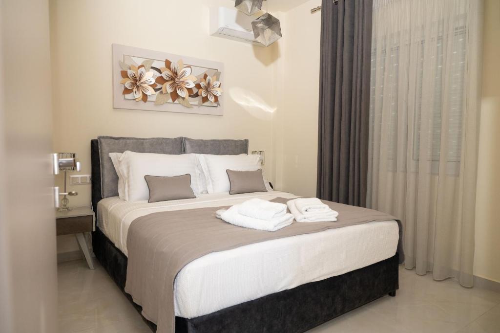 ein Schlafzimmer mit einem großen Bett, auf dem Handtücher liegen in der Unterkunft Chariklia Studios in Asmínion