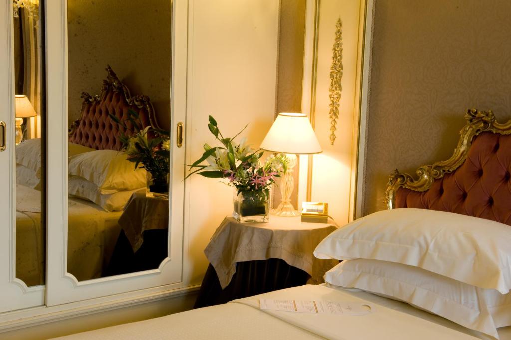 Postel nebo postele na pokoji v ubytování Ca' Sagredo Hotel