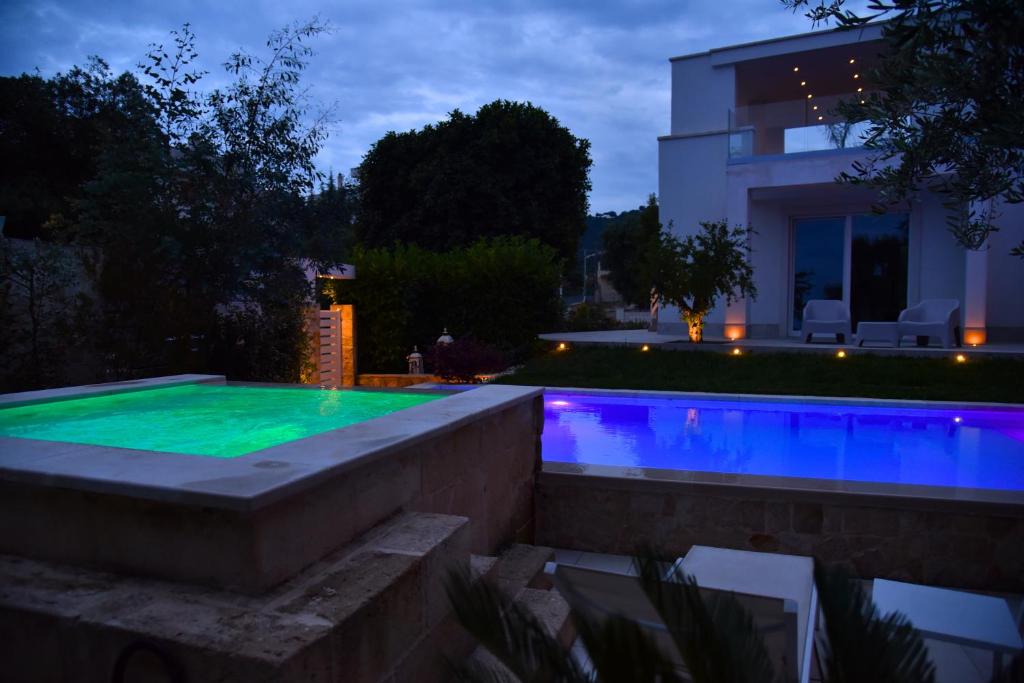 Bazén v ubytování Palms Suites nebo v jeho okolí