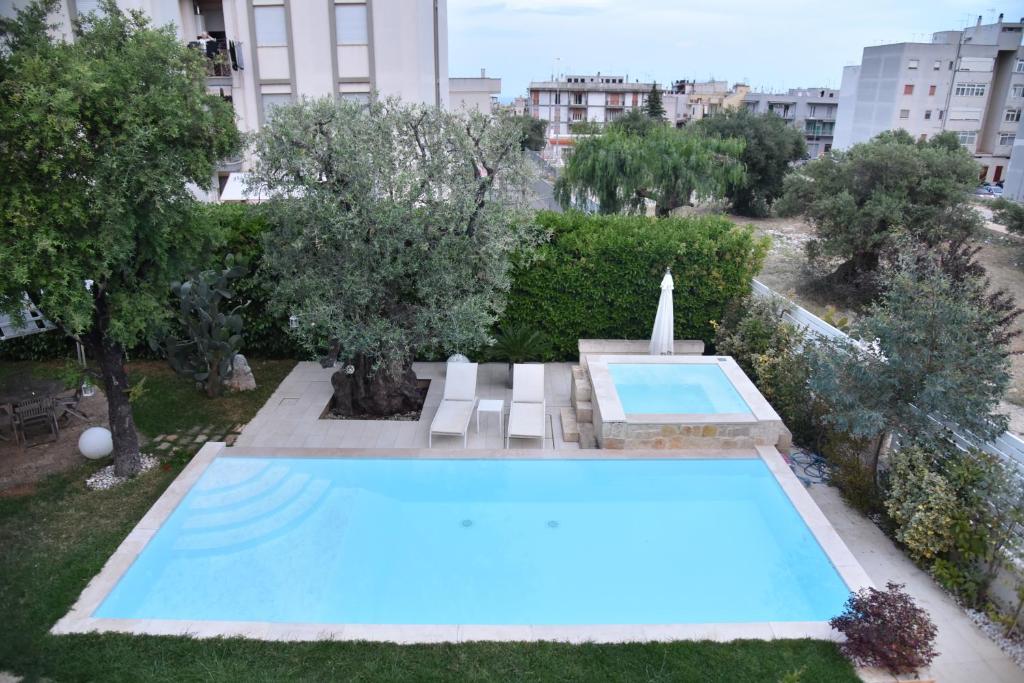 Bazén v ubytování Palms Suites nebo v jeho okolí