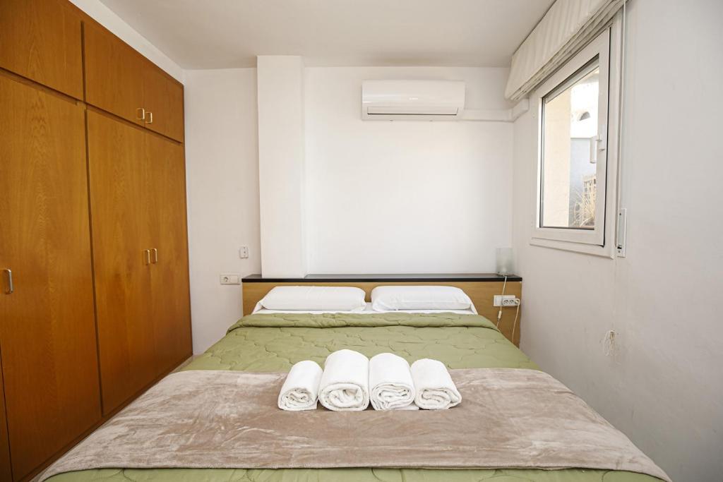 Un dormitorio con una cama con zapatos blancos. en Apartamento con dos grandes terrazas en Girona, en Girona