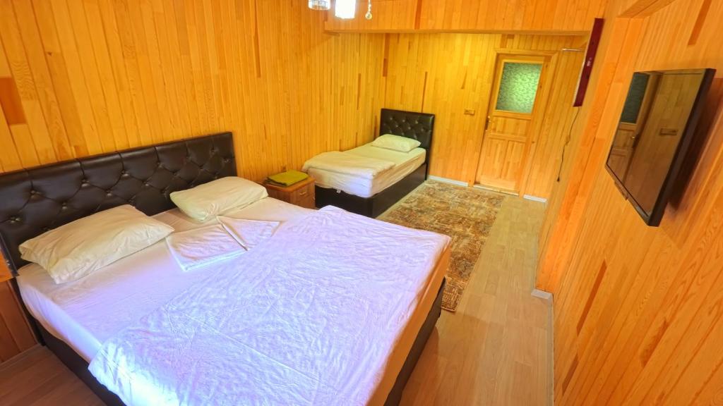 Postel nebo postele na pokoji v ubytování Yüce Suite