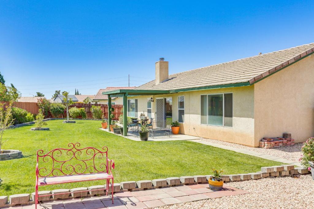Zahrada ubytování Victorville Home with Large Yard and Charcoal Grill!