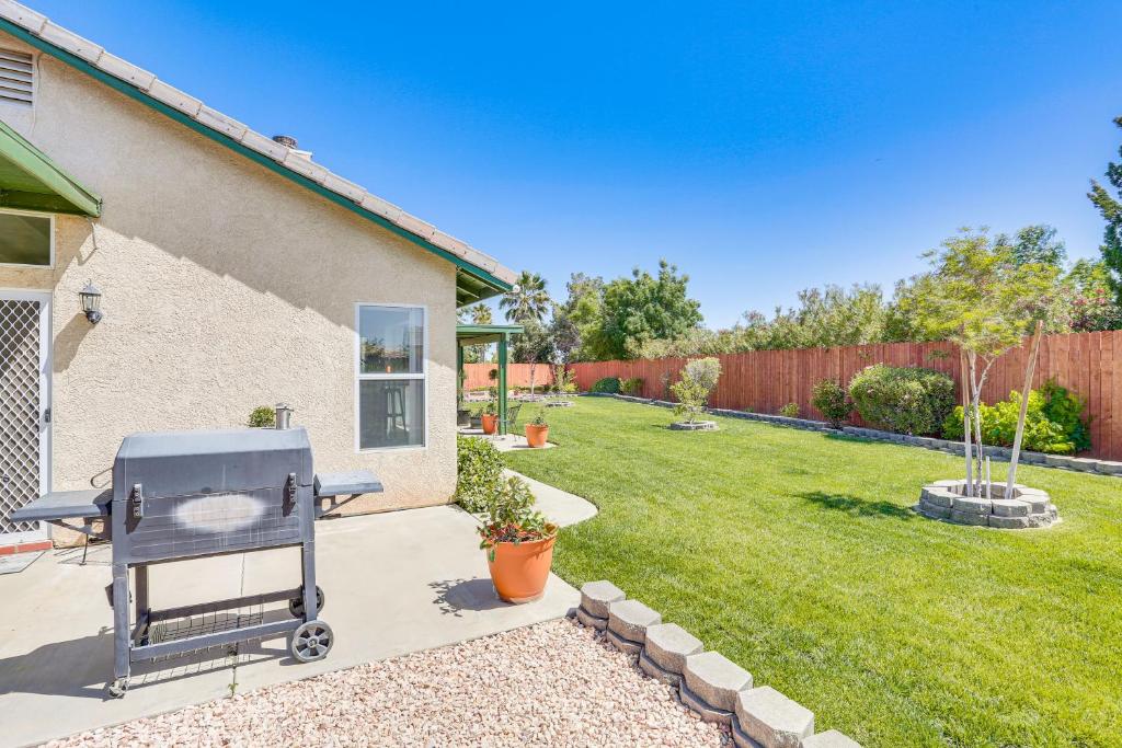 Zahrada ubytování Victorville Home with Large Yard and Charcoal Grill!
