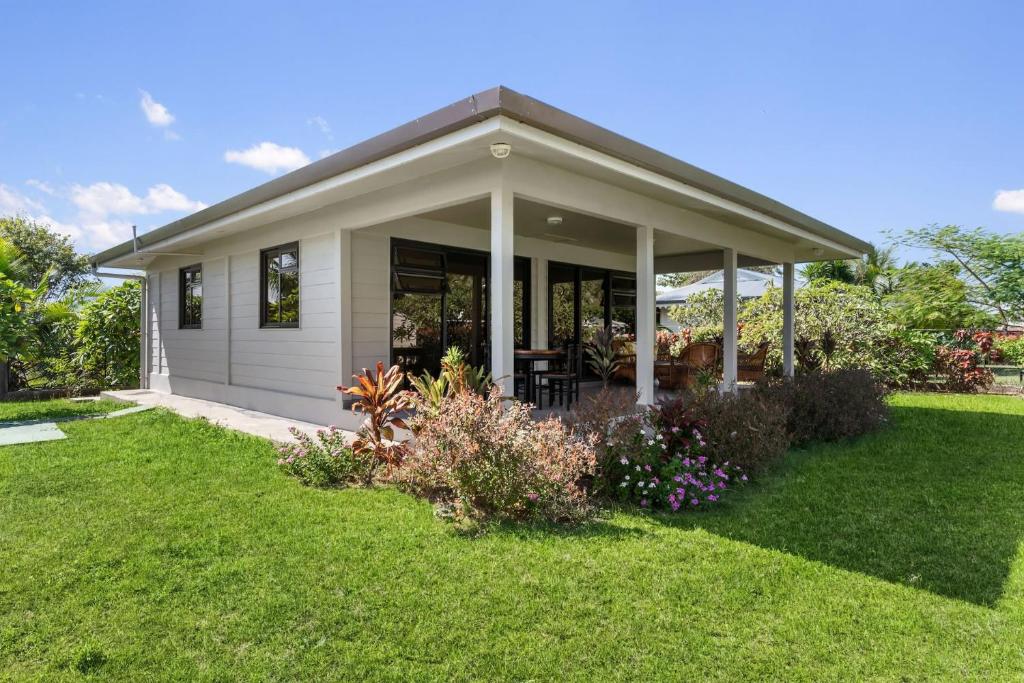 una pequeña casa con un patio verde en Magie de Moorea Serenite en Temae