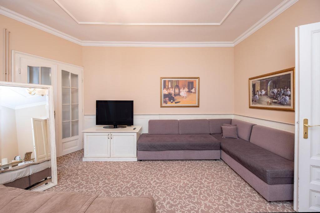 Top Central Rooms - Deluxe Queen Room
