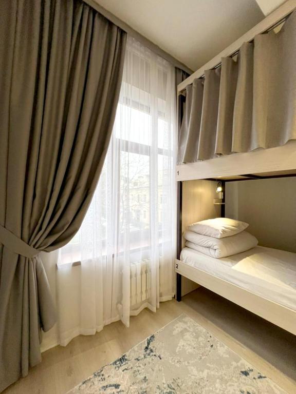 Postel nebo postele na pokoji v ubytování Compass Hostel