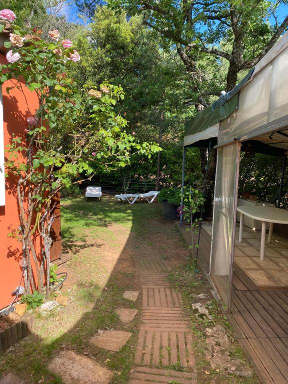 - un jardin avec une passerelle à côté d'une maison dans l'établissement Maison des anges, à Villars