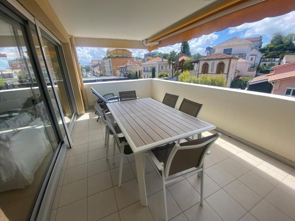 une table et des chaises sur un balcon avec vue dans l'établissement Appartement T3 rénové face plage avec terrasse et parking sécurisé - Arcachon - FR-1-374-224, à Arcachon