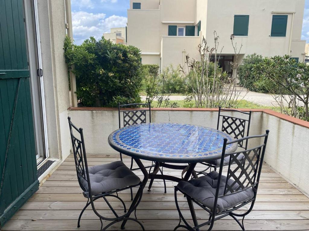 - un balcon avec une table et deux chaises dans l'établissement Appartement rénové en bord de mer avec terrasse, accès direct à la plage, parking privé, WIFI - FR-1-782-62, au Barcarès