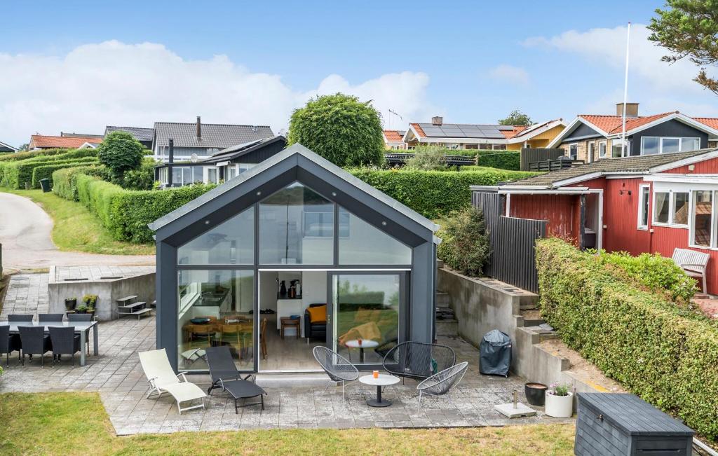 Una extensión de vidrio de una casa en un suburbio. en Awesome Home In Hejls, en Hejls