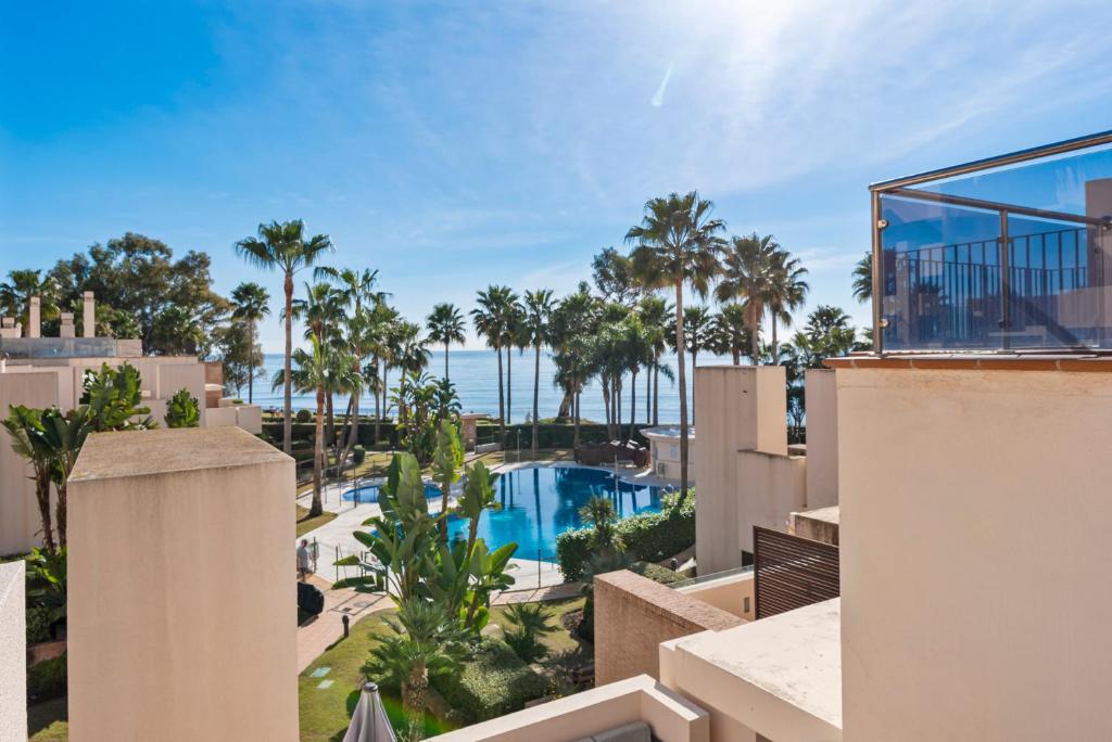 Una vista aérea de un complejo turístico con piscina y palmeras. en Penthouse Bahia de la Plata, en Estepona