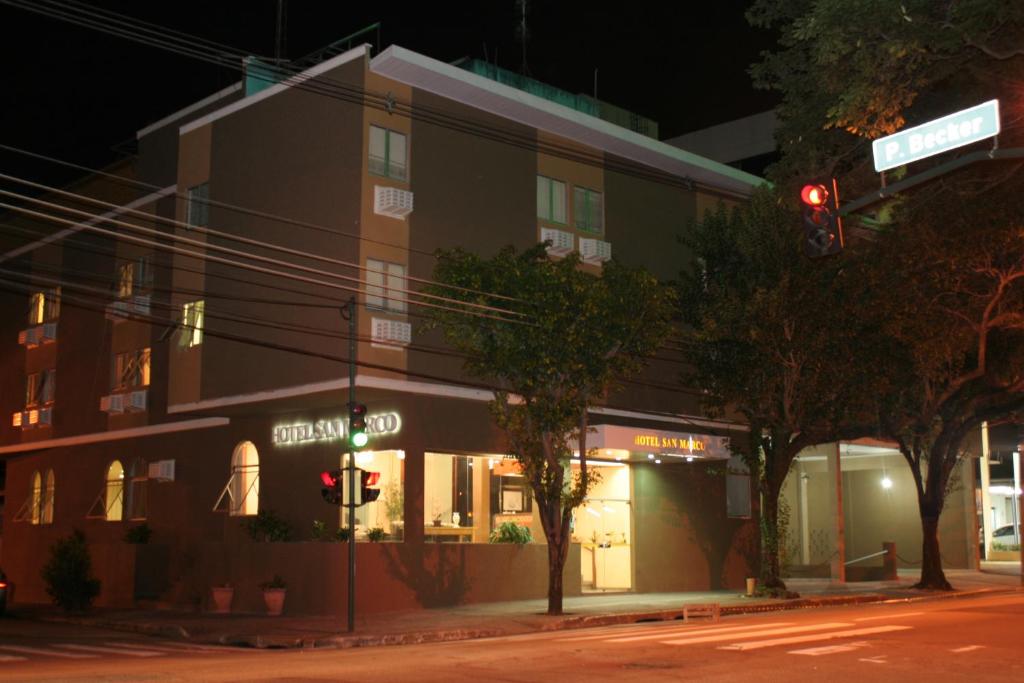 a building on the corner of a street at night at Hotel San Marco in São José dos Campos