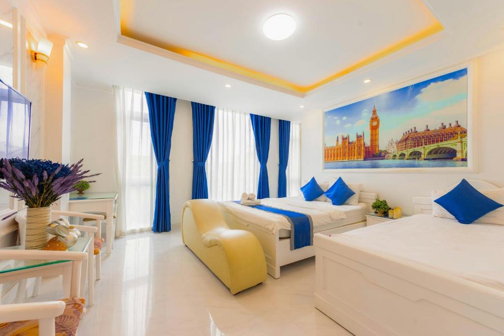 1 dormitorio con 2 camas y un cuadro en la pared en Hotel Express 66 - New Delhi Railway Station en Nueva Delhi