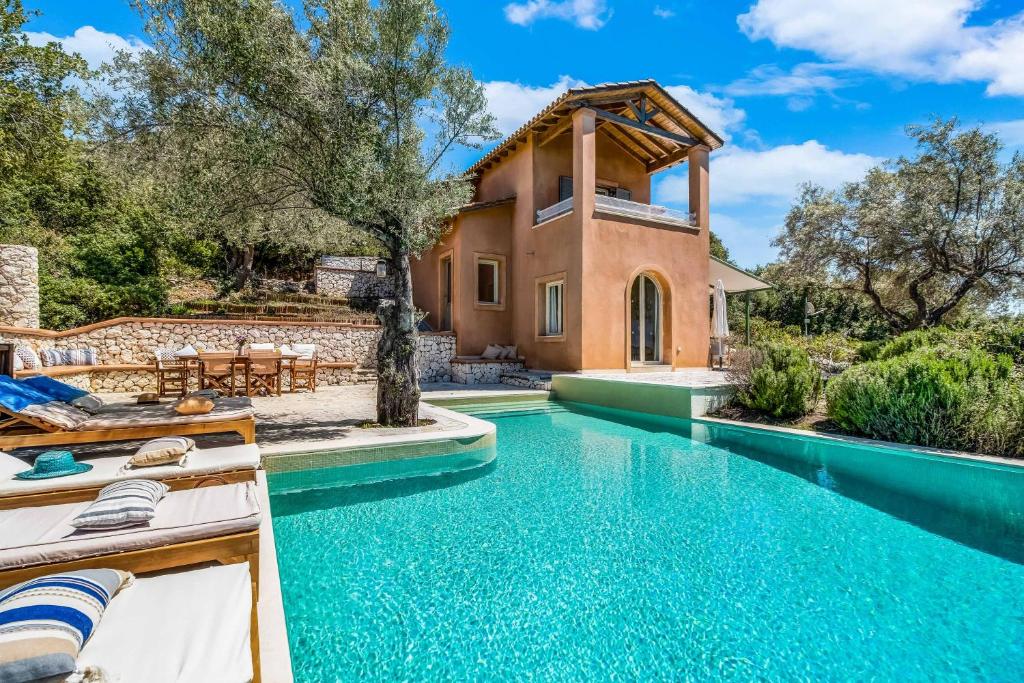 uma villa com uma piscina e uma casa em Villa Pisti em Syvota