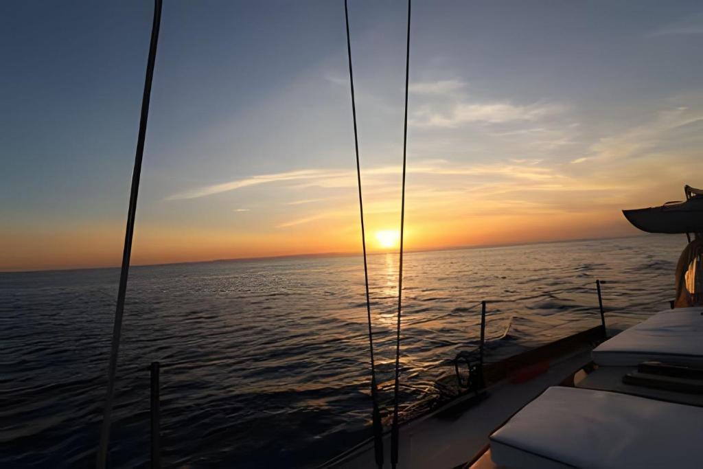 una vista de la puesta de sol desde un barco en el océano en Marina en La Paz