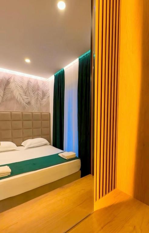 Un pat sau paturi într-o cameră la Apartments Oda Hotel