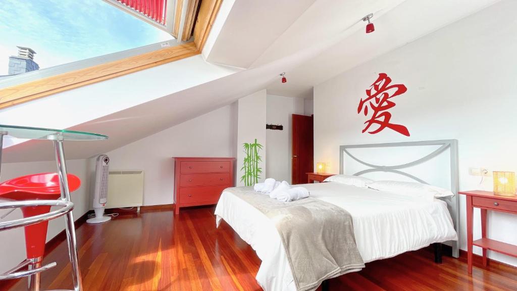Un dormitorio con una cama y una ventana grande. en The Cliffs - ViveMare, en Viveiro