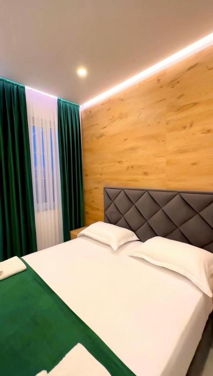 Un pat sau paturi într-o cameră la Apartments Oda Hotel