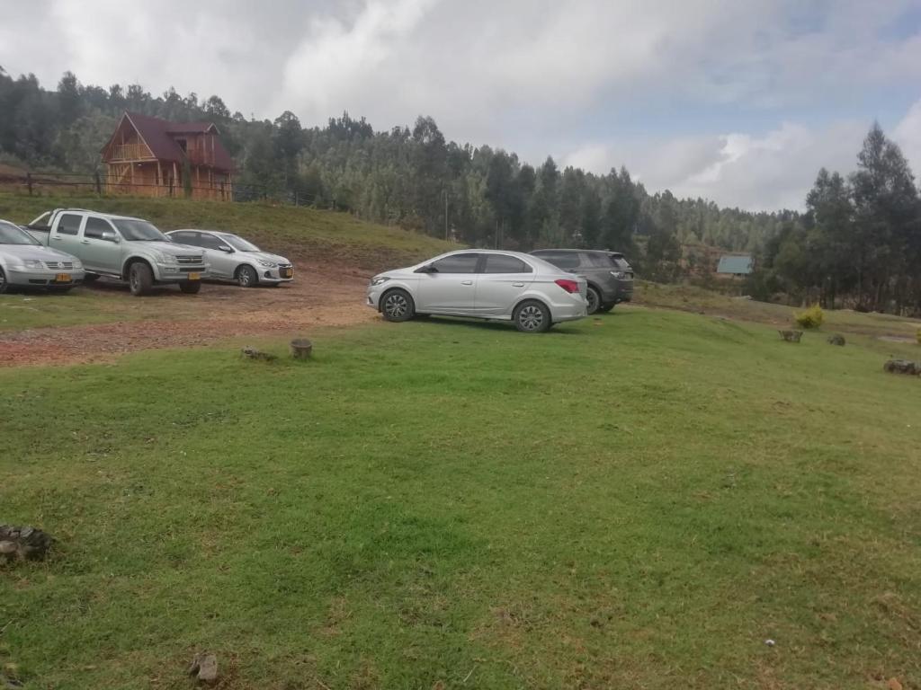 a group of cars parked in a field at La madriguera de Guatavita Sta María in Guatavita