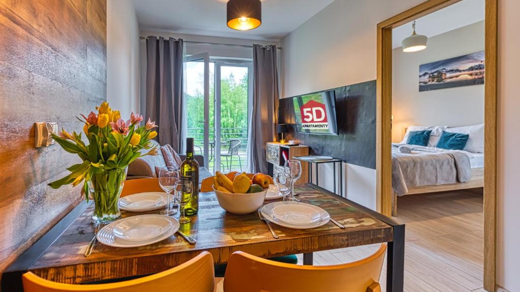 Televízia a/alebo spoločenská miestnosť v ubytovaní Apartament Górzysty blisko Elementsa- 5D Apartments