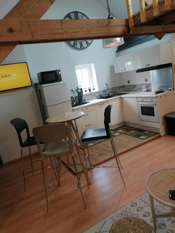 Kuchyň nebo kuchyňský kout v ubytování Appt le bois dormant 50 m2 terrasse
