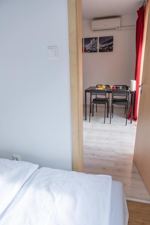 Posteľ alebo postele v izbe v ubytovaní Apartment City Inn Pécs