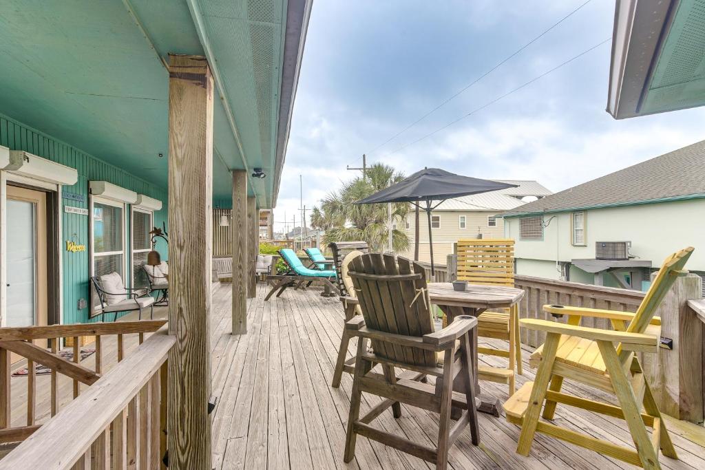 Μπαλκόνι ή βεράντα στο Crystal Beach Home with Deck and Ocean Views!