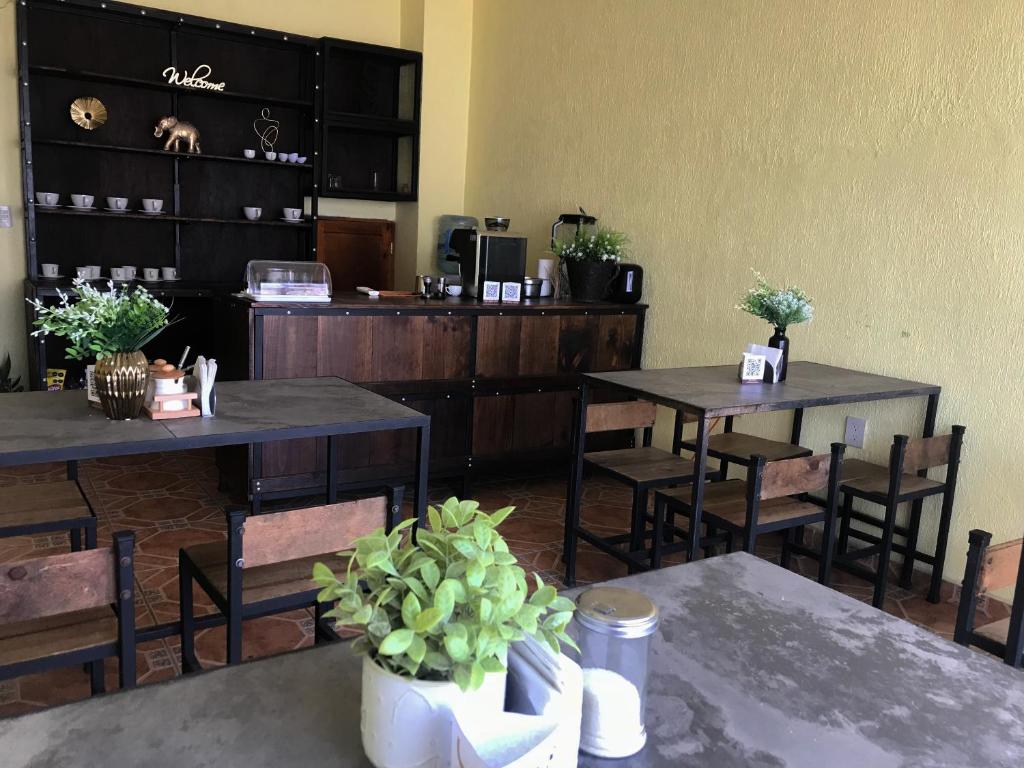 Příslušenství pro přípravu čaje a kávy v ubytování Hotel JL