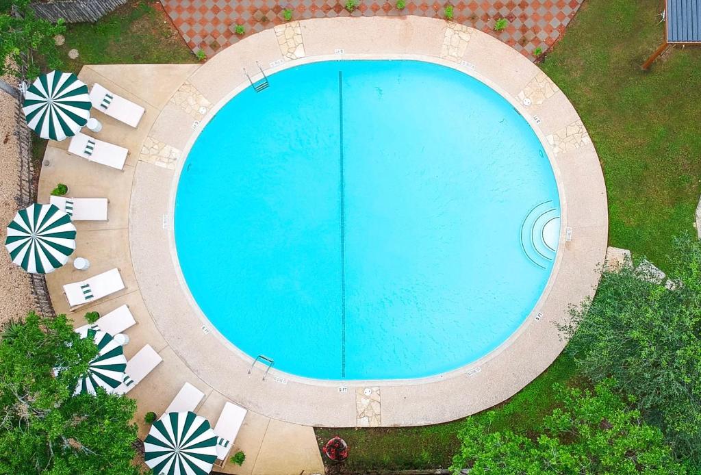 an overhead view of a large blue swimming pool at The Meyer Hotel in Comfort