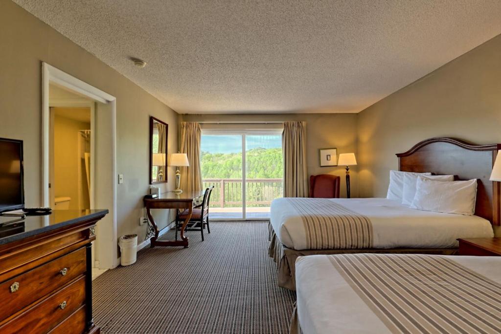 une chambre d'hôtel avec deux lits et une fenêtre dans l'établissement Kingwood Resort & Golf Club, à Clayton