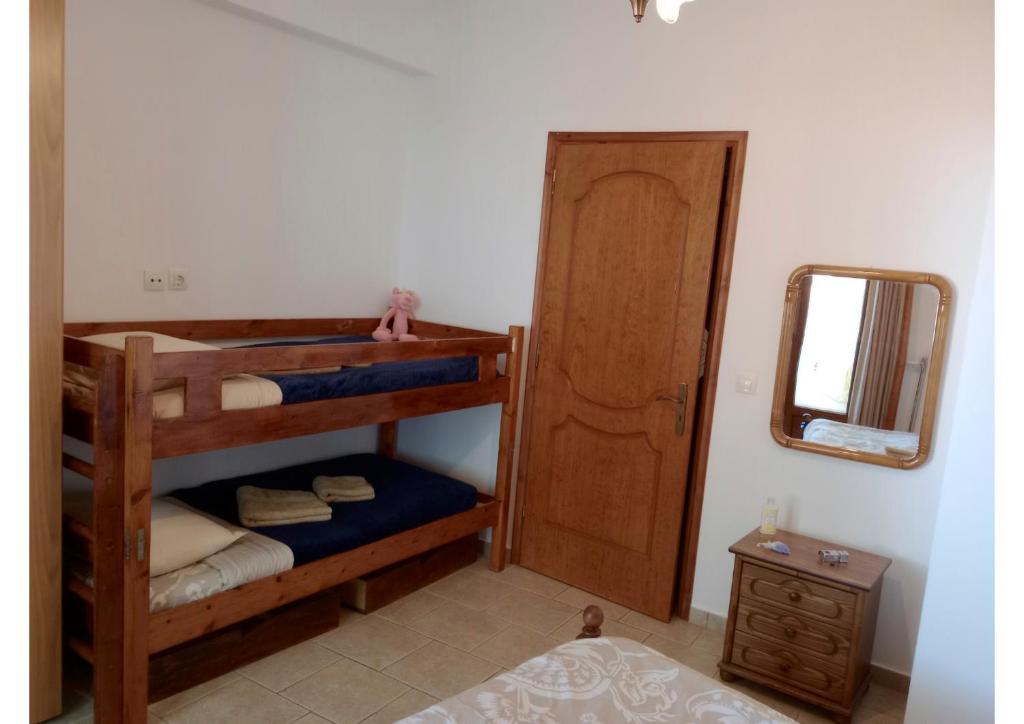 Postel nebo postele na pokoji v ubytování Aegina's tale