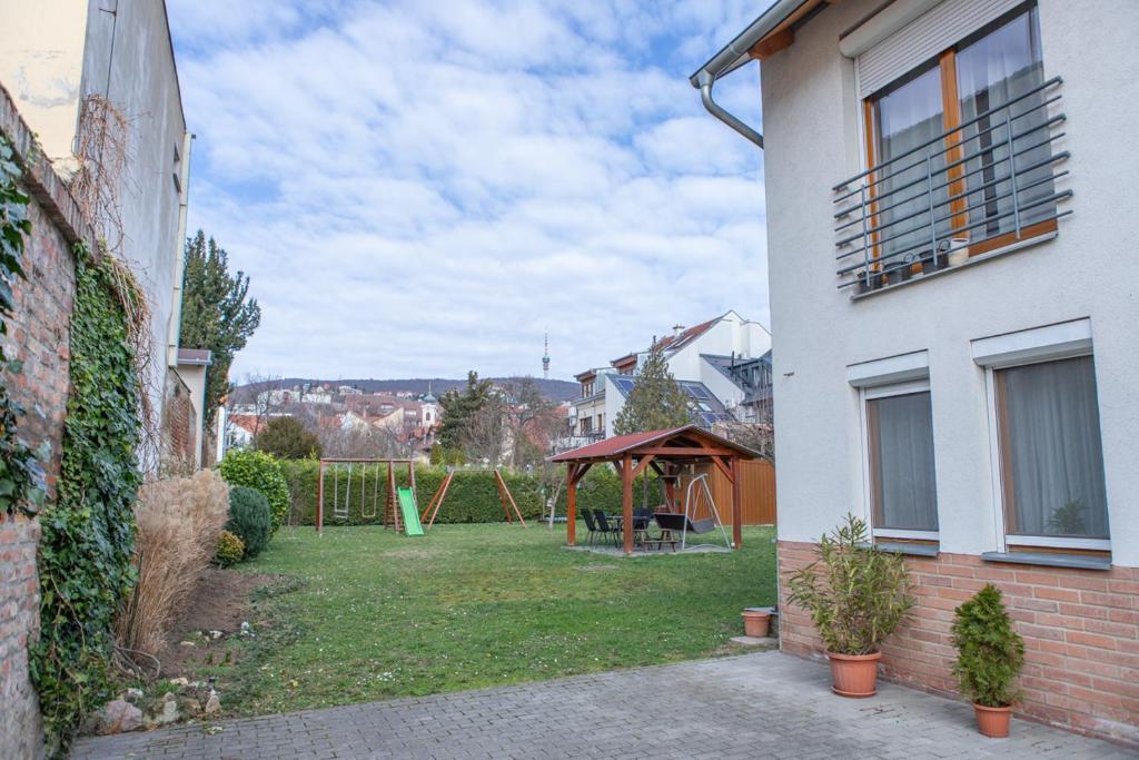Vonkajšia záhrada v ubytovaní Apartment City Inn Pécs
