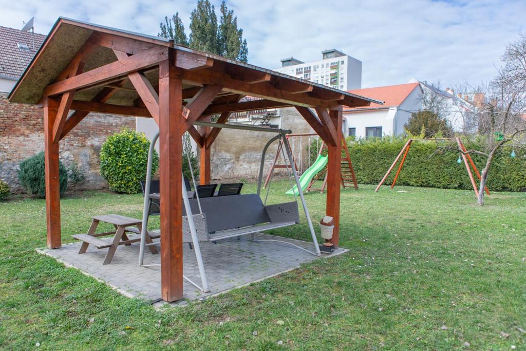 Vonkajšia záhrada v ubytovaní Apartment City Inn Pécs