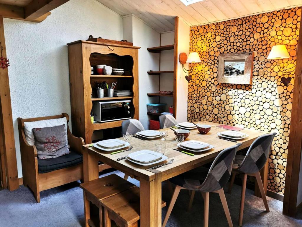 une salle à manger avec une table et des chaises en bois dans l'établissement Résidence Fagot - Le Fagot 15 - Appartement rénové avec goût, proche pistes et commerces MAE-1701, à Valmorel