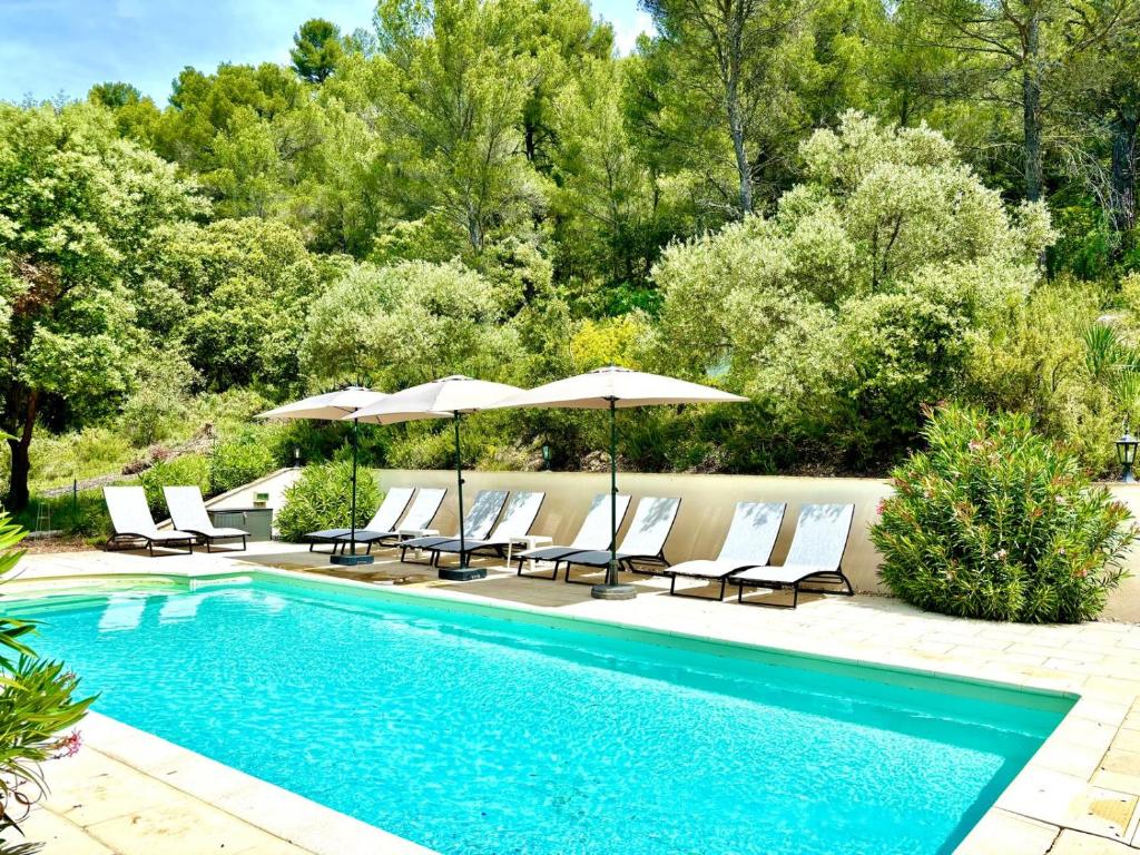 Bazén v ubytování Mas d'Olea - heated swimming pool - airco nebo v jeho okolí