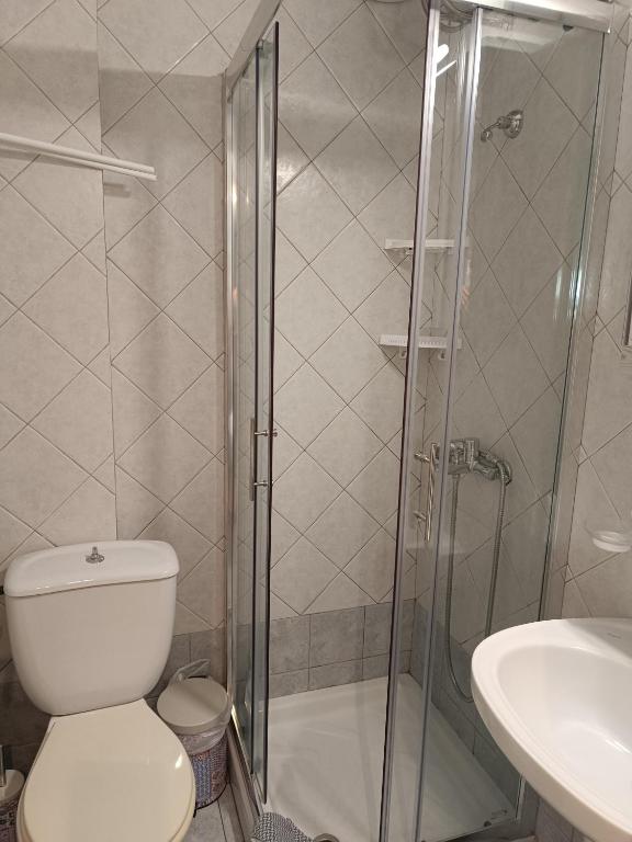A bathroom at Apartment R&F1