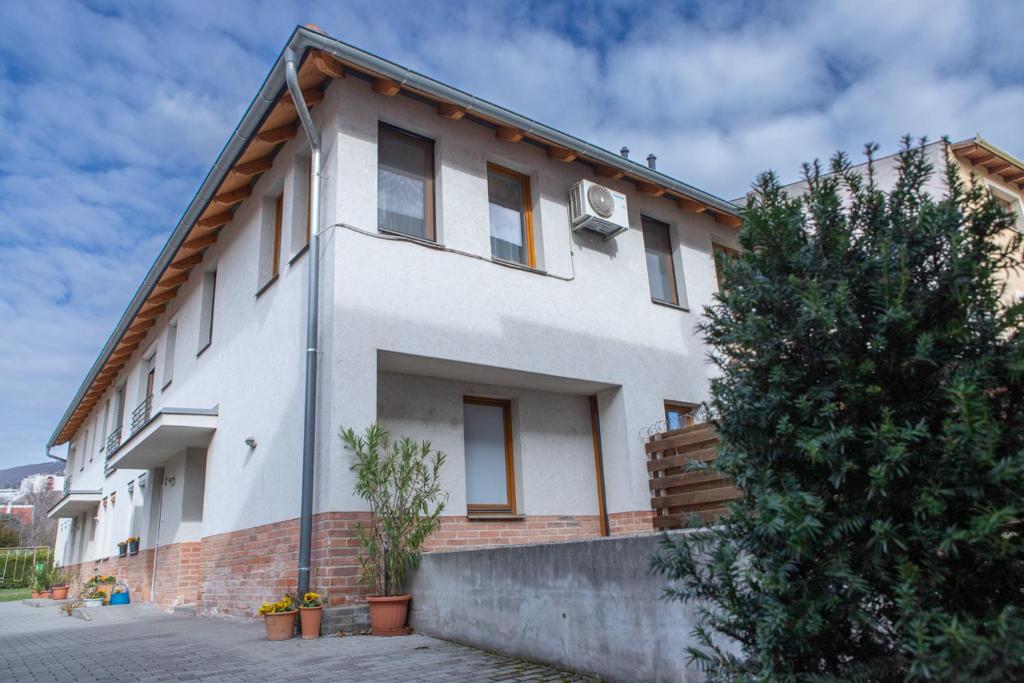 Budova, v ktorej sa apartmán nachádza