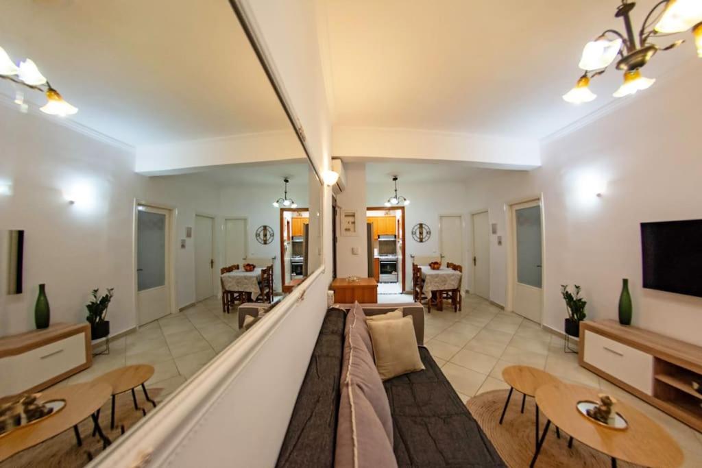 TV a/nebo společenská místnost v ubytování Sotiris Apartment