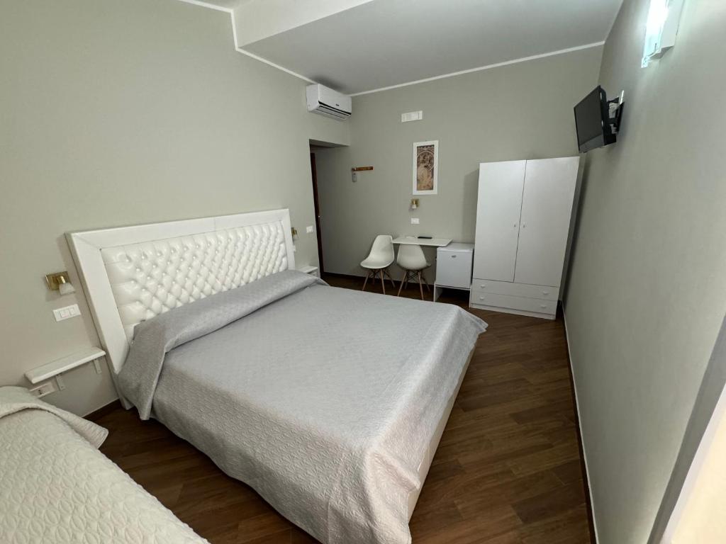 - une petite chambre avec un lit et un bureau dans l'établissement Borgo Manfria, à Gela