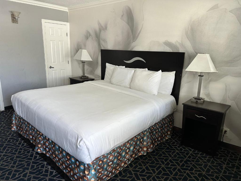 ロサンゼルスにあるDusk Hotel Hollywoodのランプ2つが備わる客室の大型ベッド1台分です。