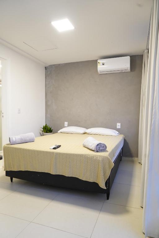 ein Schlafzimmer mit einem großen Bett in einem Zimmer in der Unterkunft Surf'O Hostel in Rio de Janeiro