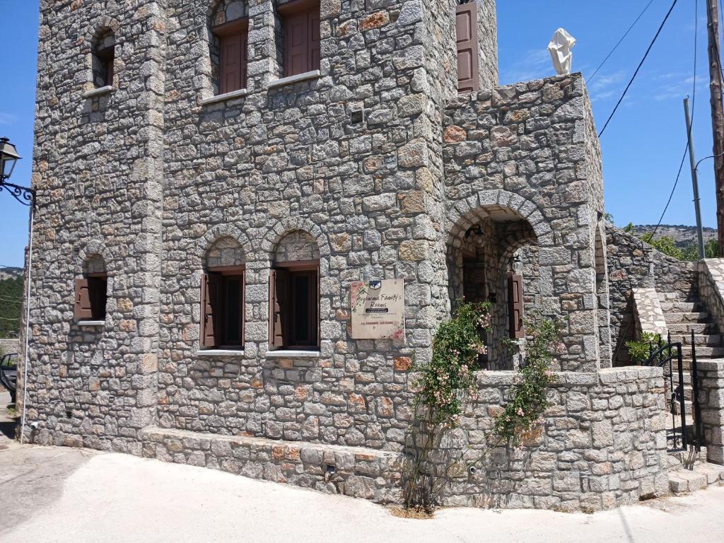 een stenen gebouw met een kruis erop bij Avgonima Family's Rooms Grandfather Michalis2 in Chios